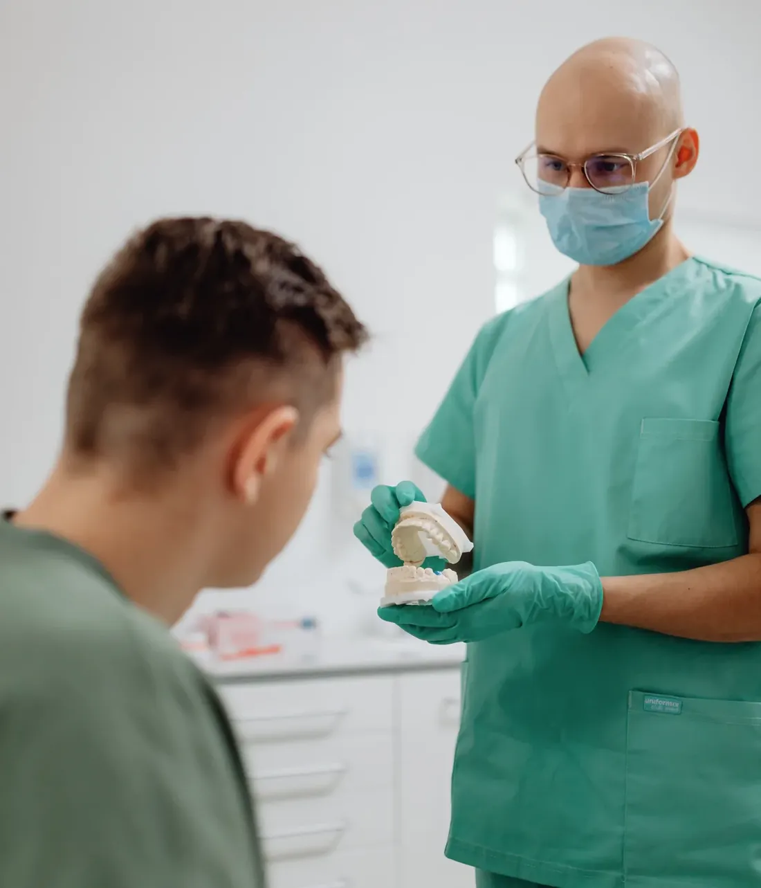 Primera visita: el equipo explica el caso con un modelo dental