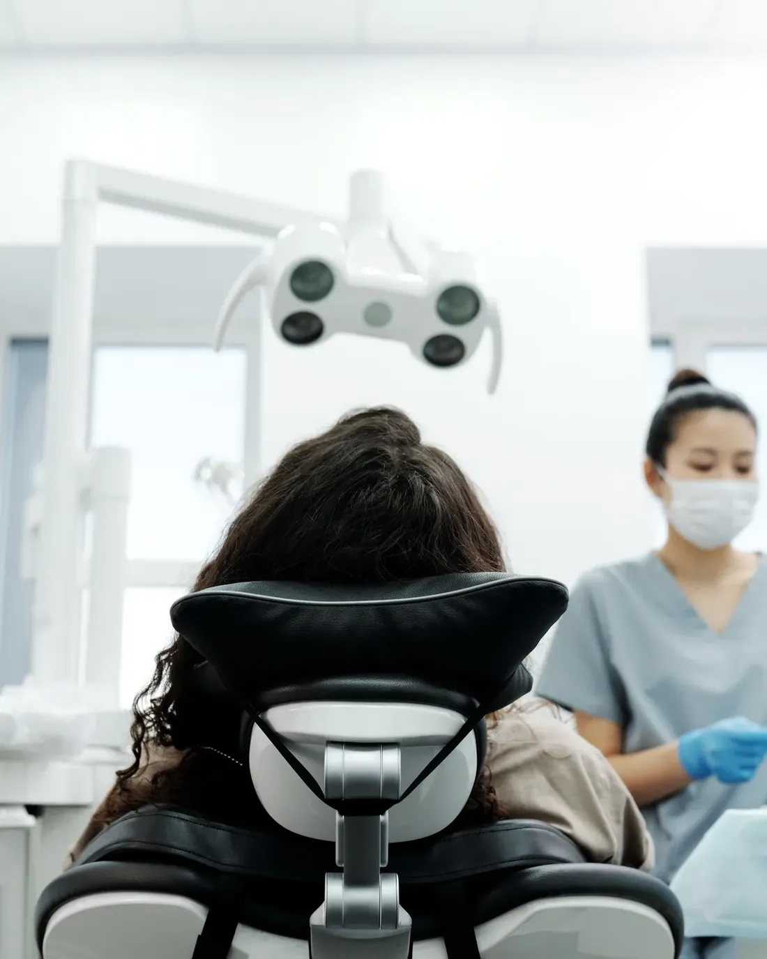 Revisión dental de un paciente en el sillón